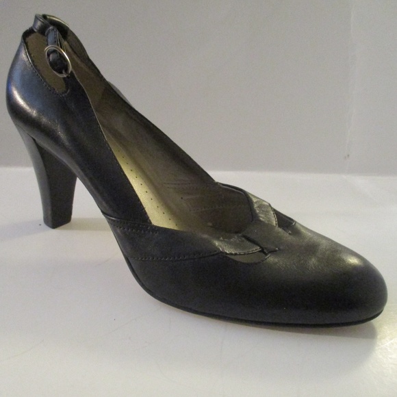 NATURALIZER Black Almond Toe Cut-Out Pumps - Picture 1 of 8